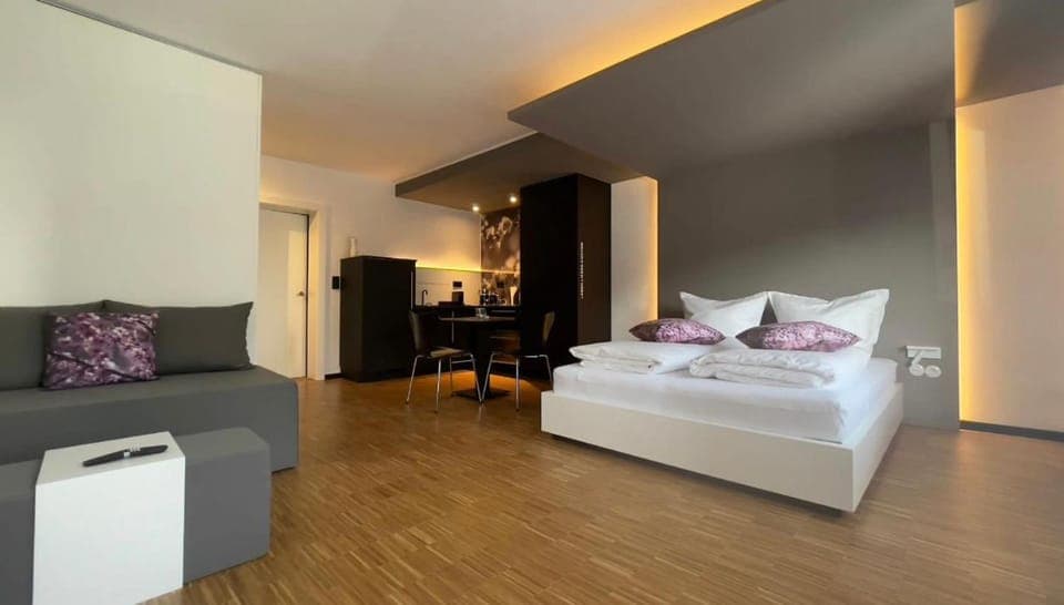 Bed, Photo of the whole room, Seating area, Bedroom