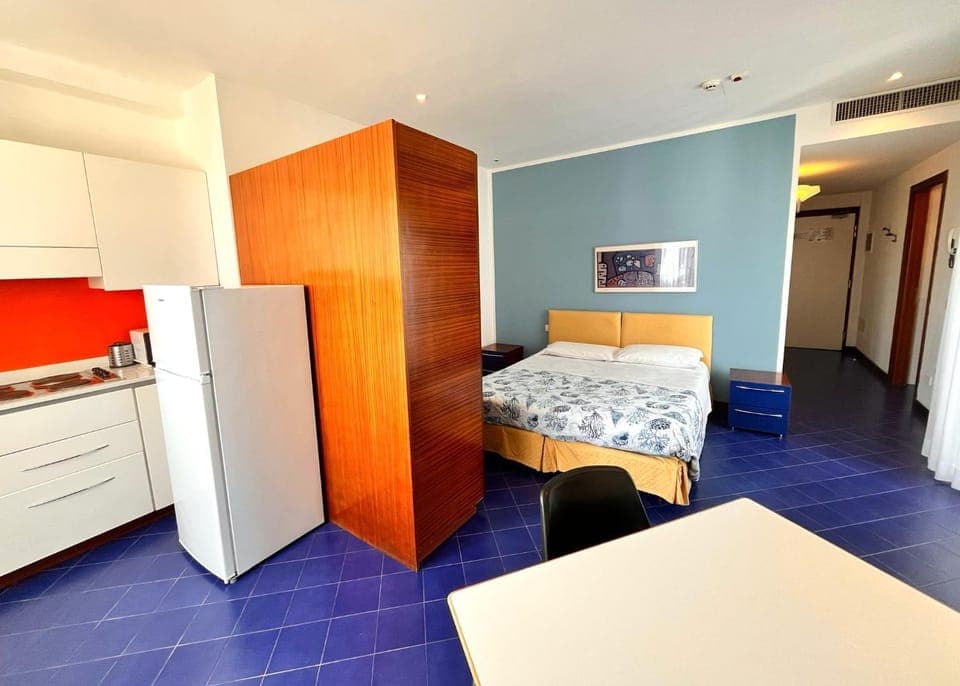 Bed, Kitchen or kitchenette, Bedroom