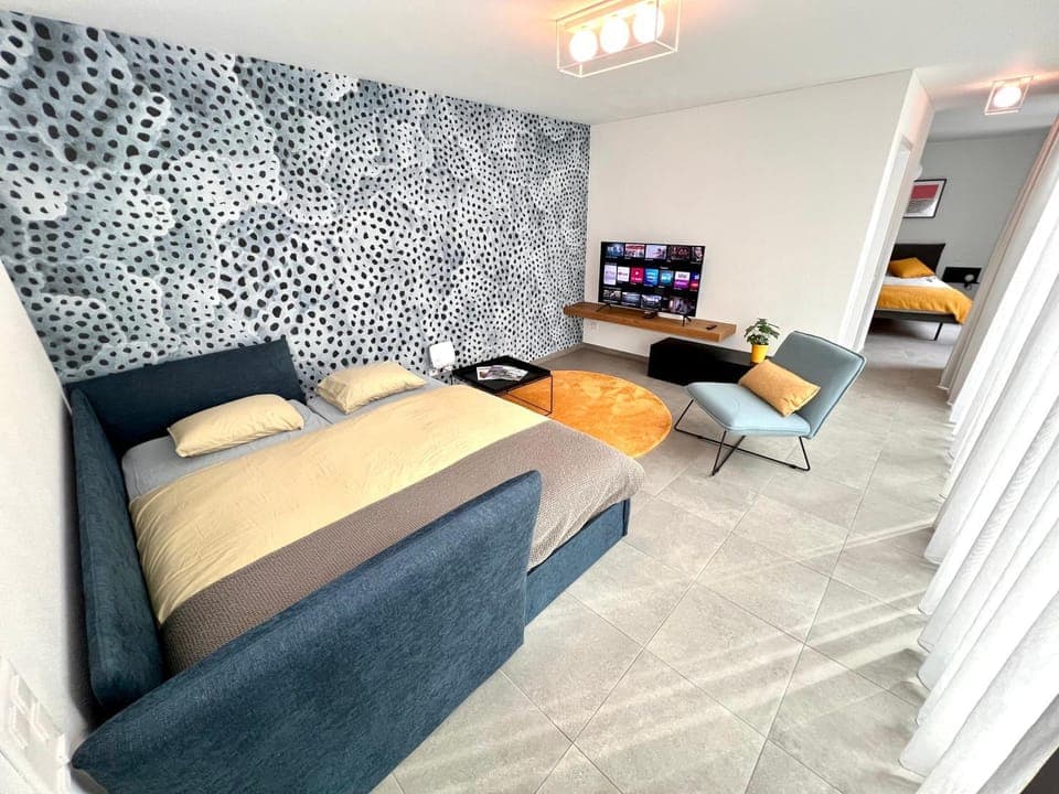 Bed, TV and multimedia, Living room, Seating area, Evening entertainment