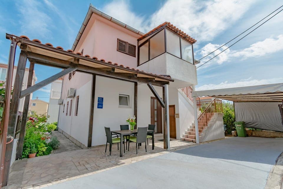 Property building, Patio, Facade/entrance