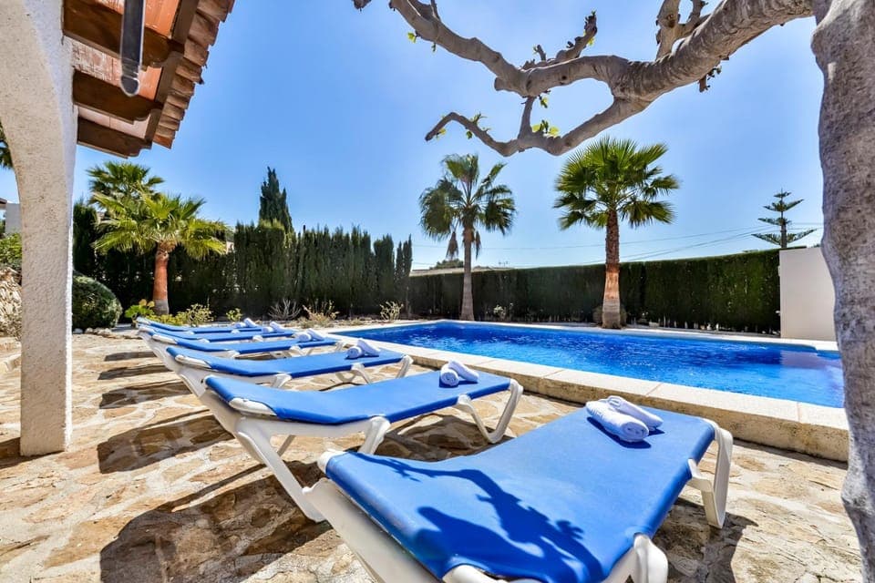 Swimming pool, sunbed