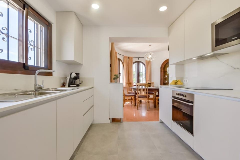 Kitchen or kitchenette, microwave, oven, stove