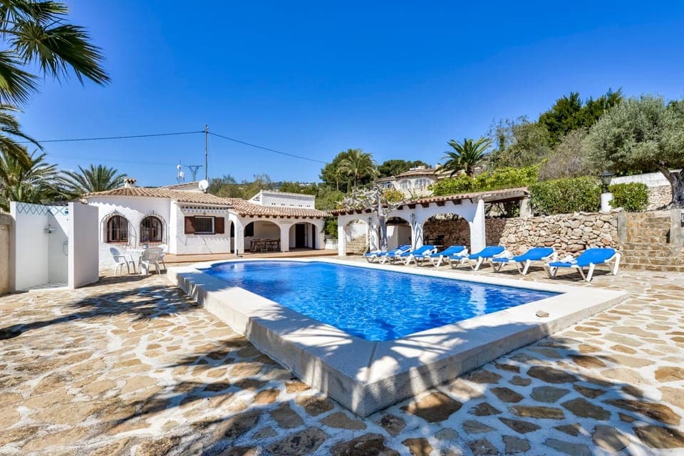 Property building, Swimming pool, sunbed