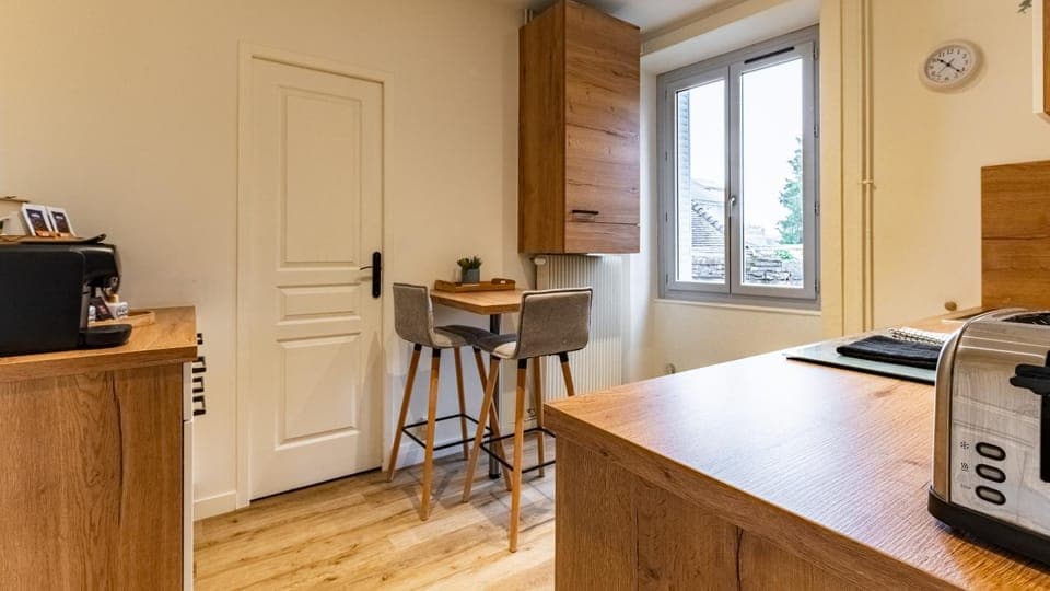 Coffee/tea facilities, Kitchen or kitchenette, Dining area, minibar, oven, stove, toaster