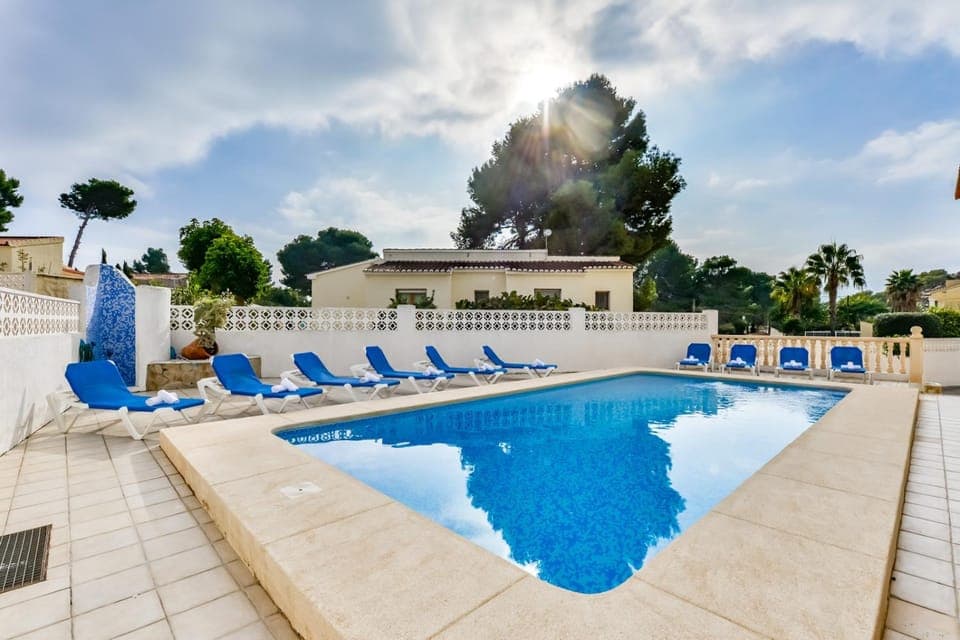 Swimming pool, sunbed
