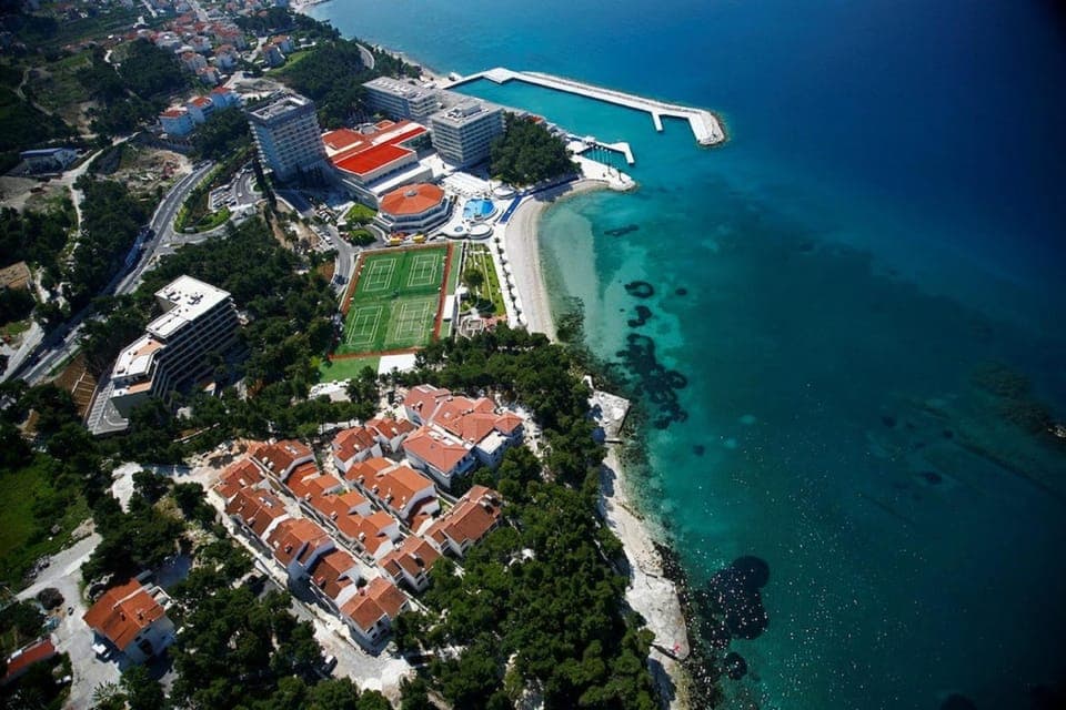 Property building, Day, Property logo or sign, Natural landscape, Bird's eye view, Sea view, Area and facilities