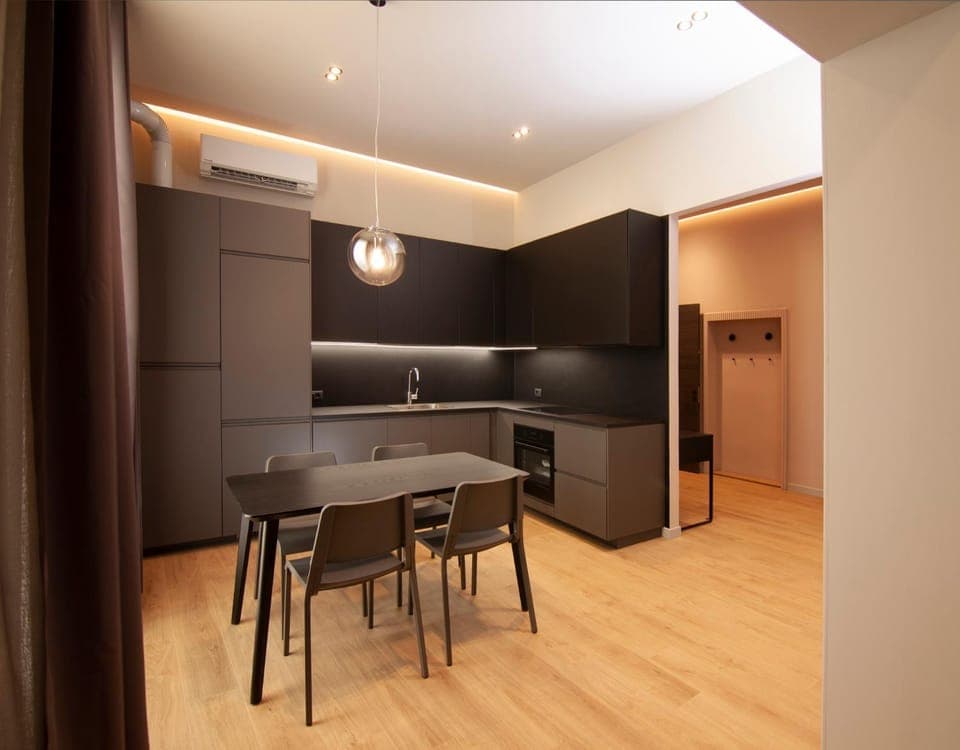 Kitchen or kitchenette, Dining area