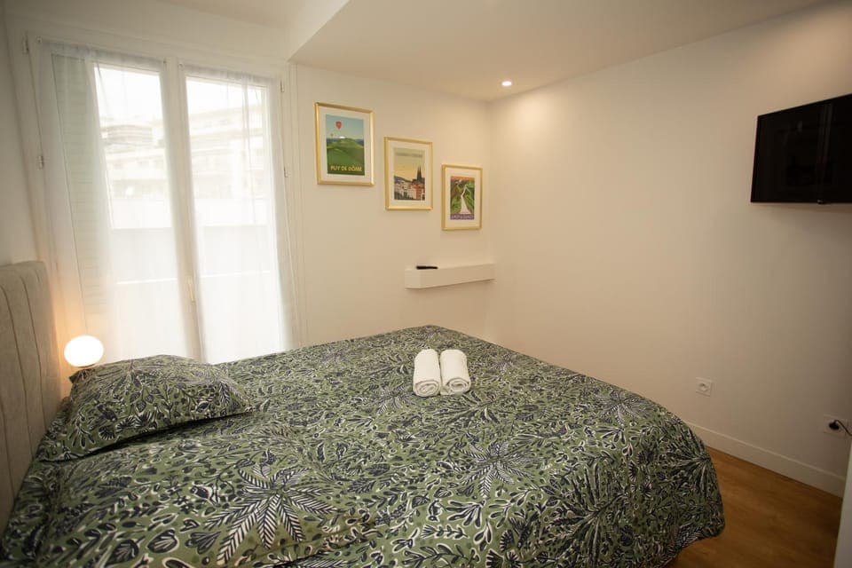 Bed, TV and multimedia, Photo of the whole room, Bedroom, towels