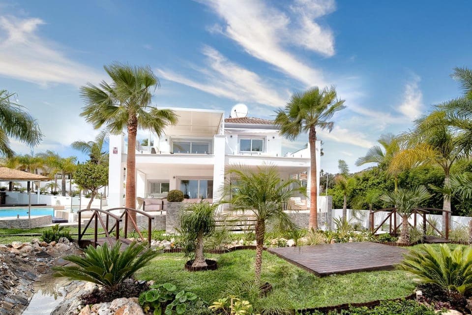 Property building, Day, Garden, Garden, Garden view