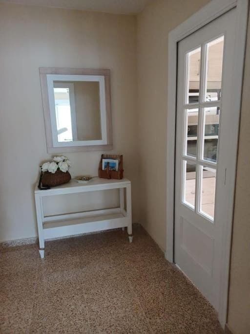 Sunny, spacious 3 bedroom apartment with seaview - L1 Red line stop PARADIS 2 min walk from rental Apartment in Villajoyosa
