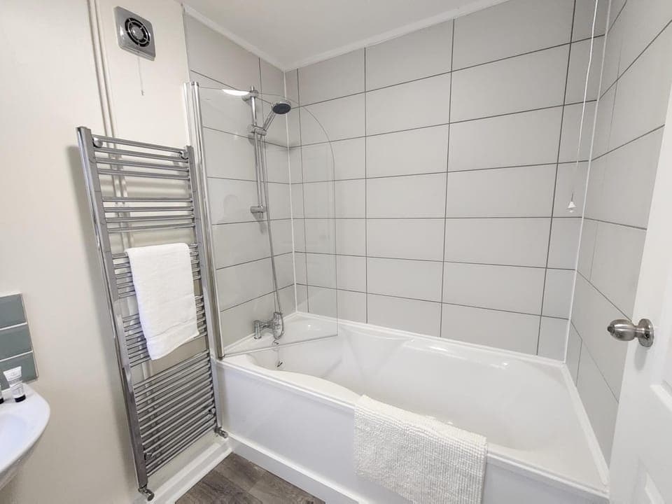 Shower, Toilet, Bathroom, Bath, towels