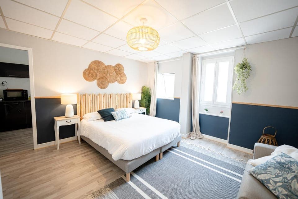 Bed, Living room, Photo of the whole room, Bedroom