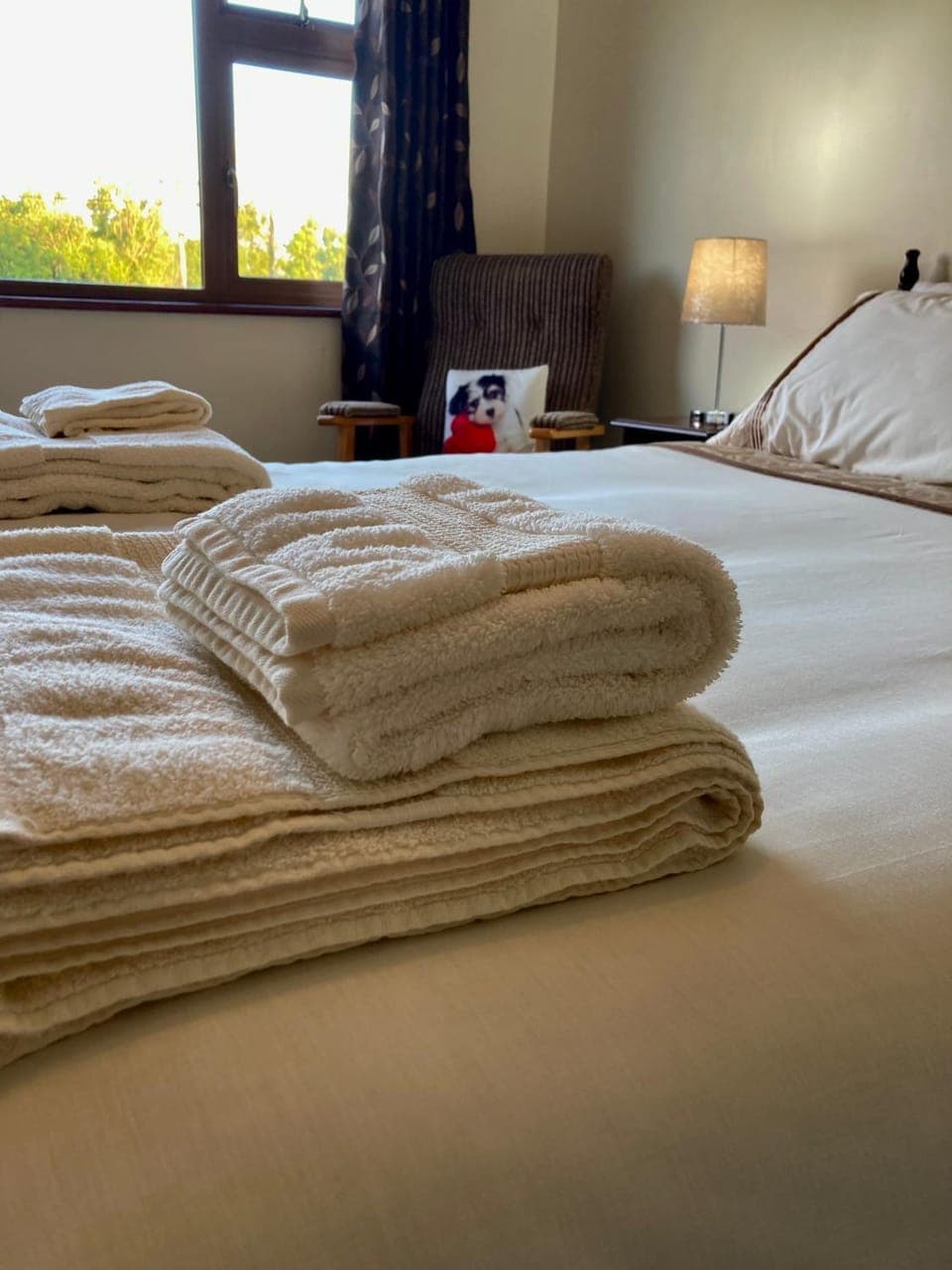 Bed, Bedroom, towels