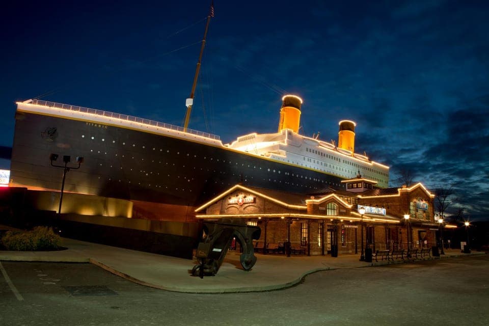 A Hillside Getaway- FREE attraction tickets for each paid day, Hot Tub, Game Room, WIFI Chalet in Sevierville