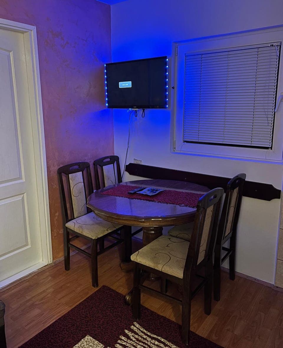 Communal lounge/ TV room, TV and multimedia, Living room, Dining area