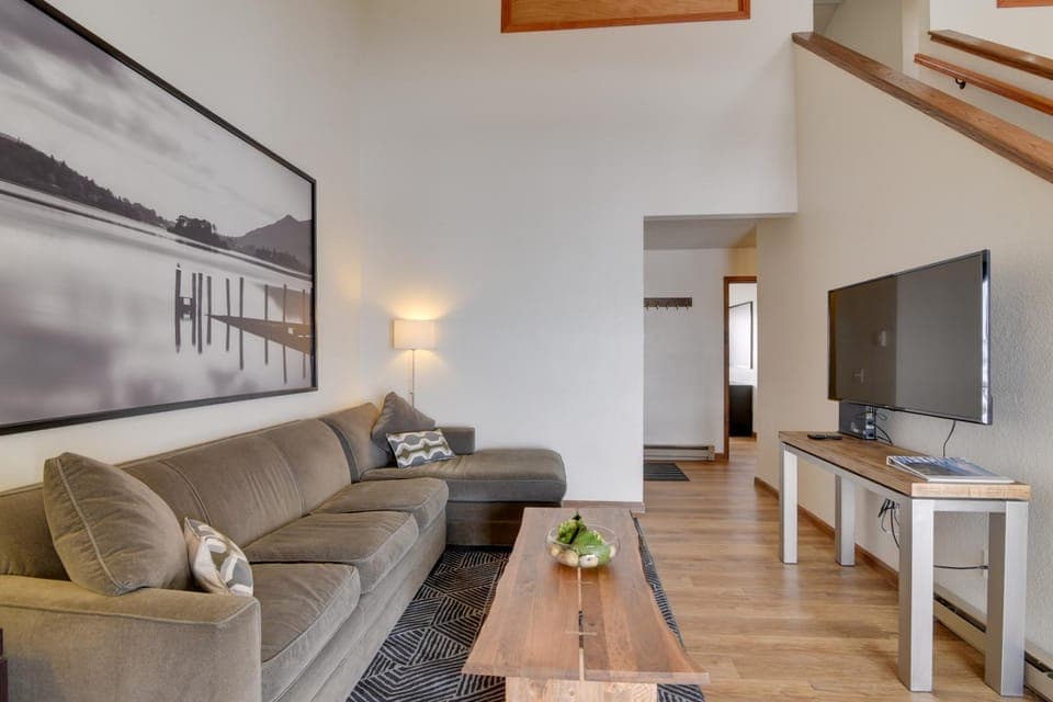 Balcony & Ski Slope Views: Idyllic Granby Condo! House in Granby