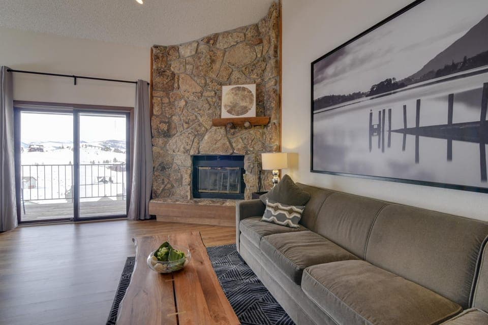 Balcony & Ski Slope Views: Idyllic Granby Condo! House in Granby
