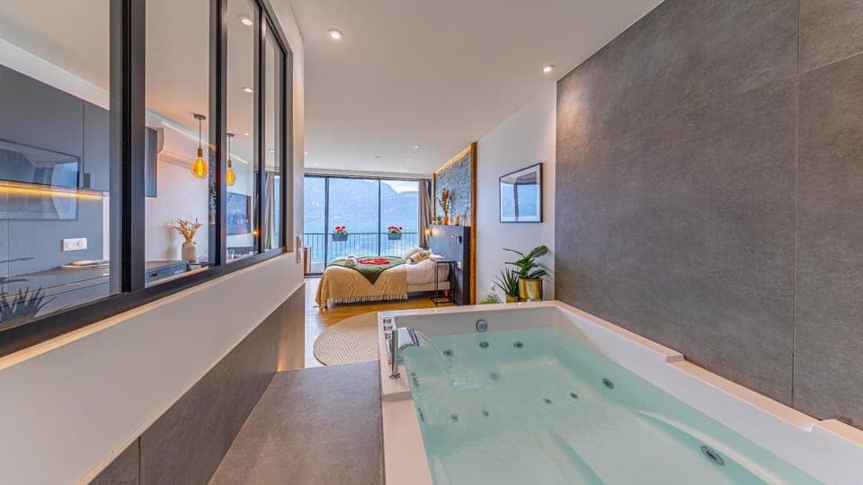 Bed, Natural landscape, Hot Tub, Bathroom, Photo of the whole room, towels