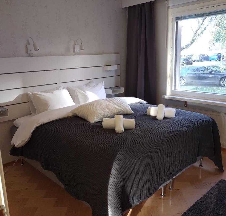 Bed, Bedroom, towels