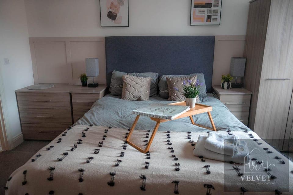 Bed, Photo of the whole room, Bedroom, towels