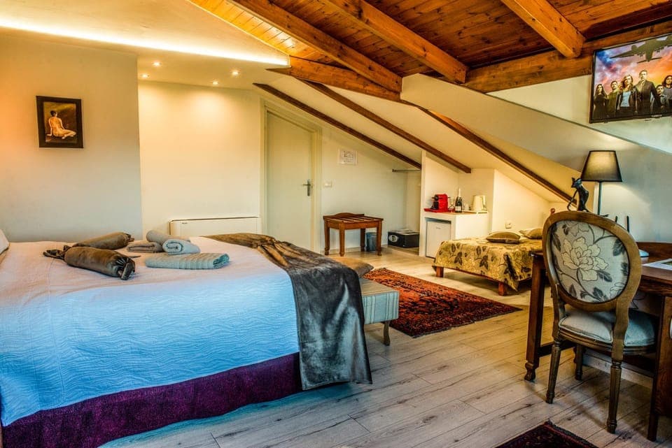 Bed, TV and multimedia, Bedroom, oven