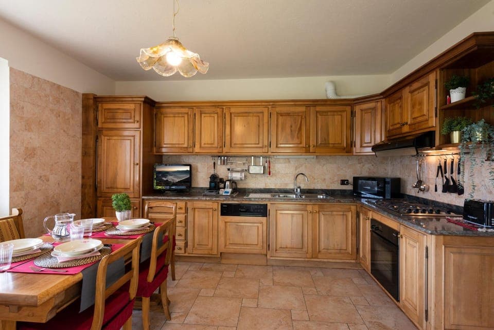 Coffee/tea facilities, Kitchen or kitchenette, Dining area, dishwasher, minibar, oven, pet friendly, stove, toaster