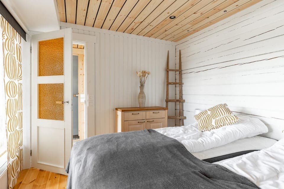 Hirsihuvila yksityisessä niemessä Petäjävedellä Villa in Finland