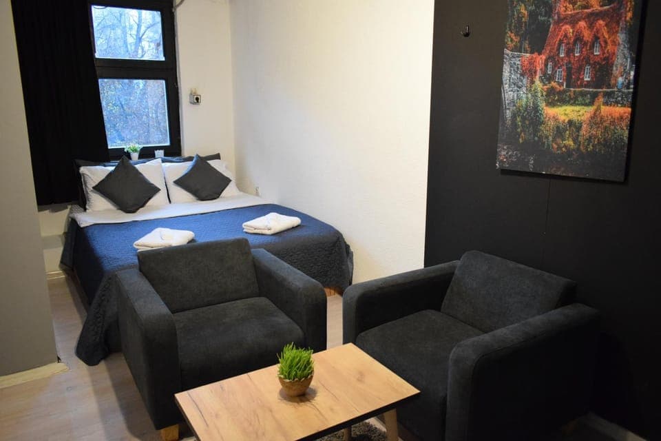 Bed, Photo of the whole room, Seating area, Bedroom