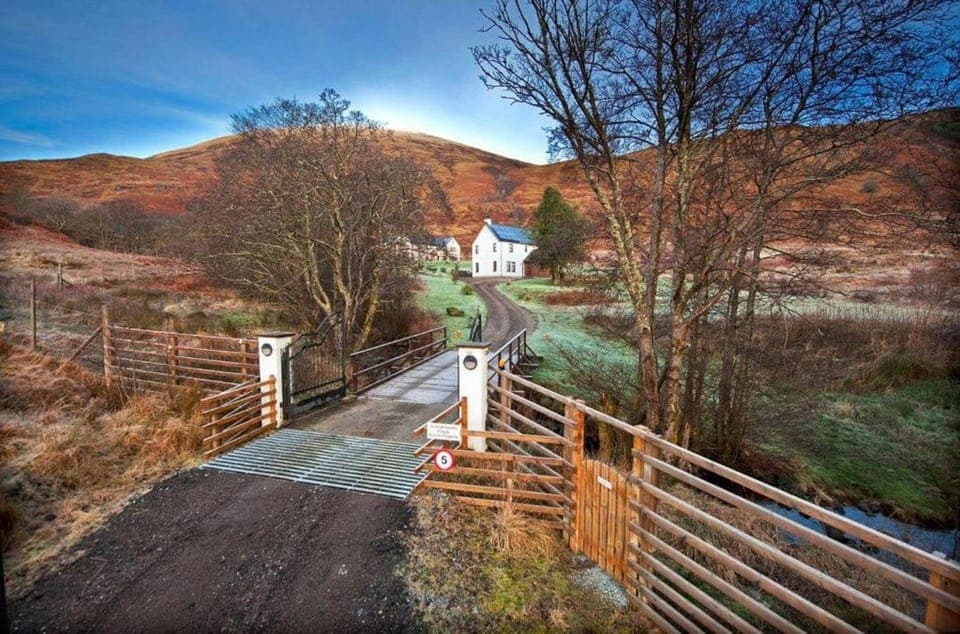 Property building, Facade/entrance, Garden, View (from property/room), Street view