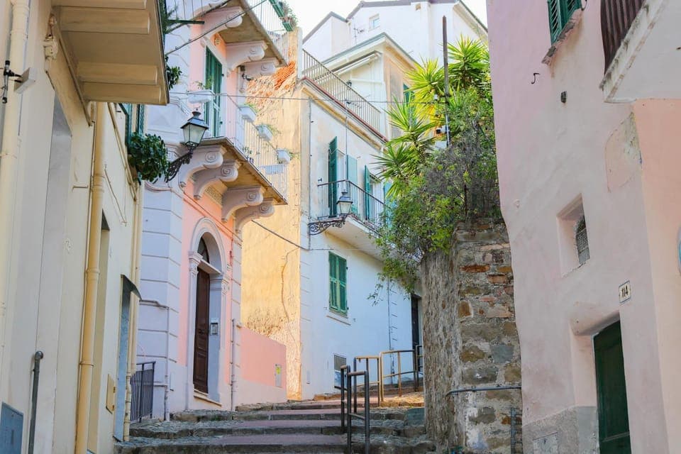 Neighbourhood, Landmark view, Street view