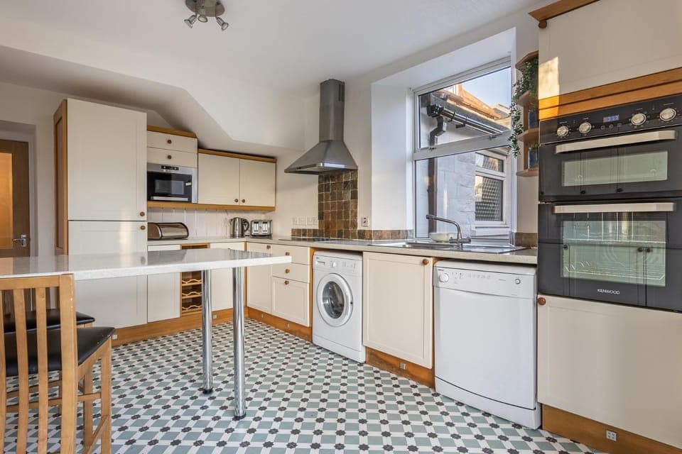 Kitchen or kitchenette, oven, washing machine