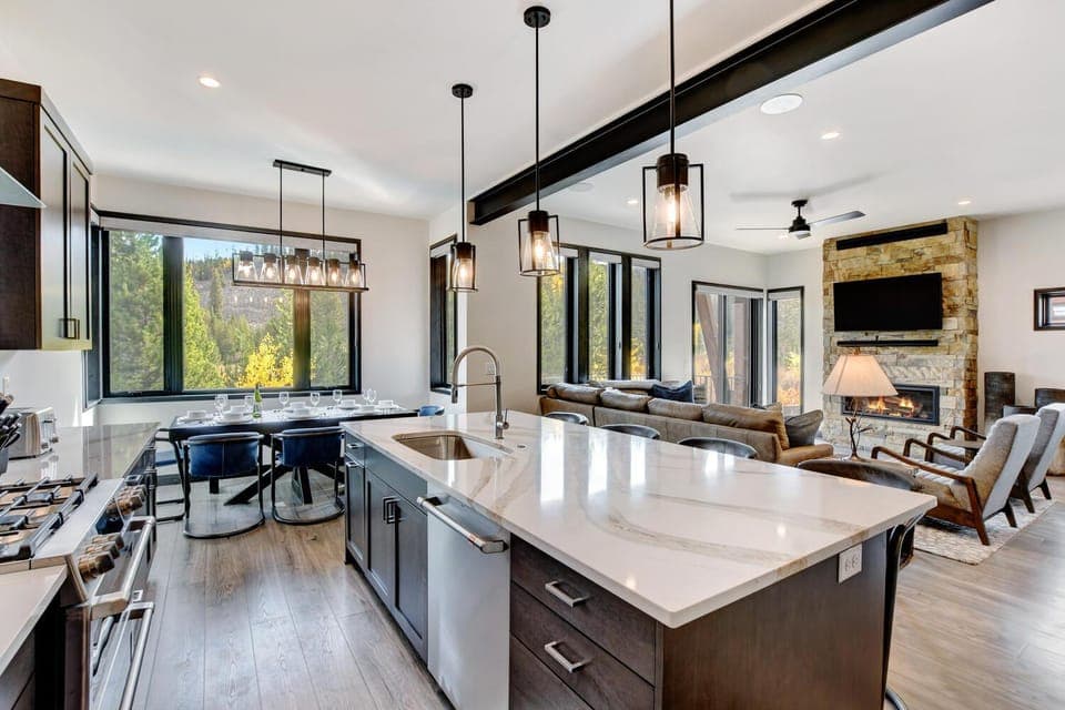 Kitchen or kitchenette, Dining area