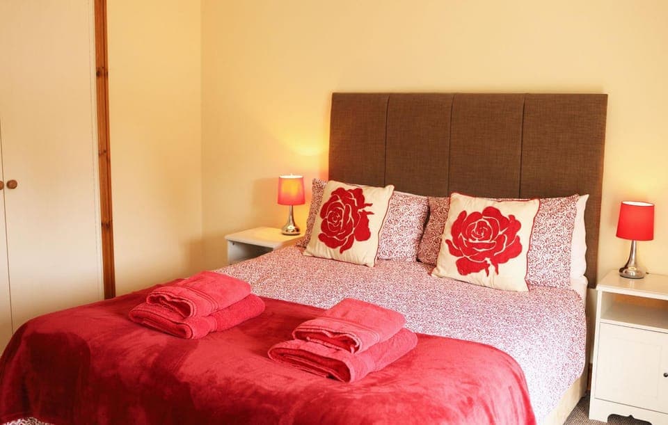 Bed, Photo of the whole room, Bedroom, towels