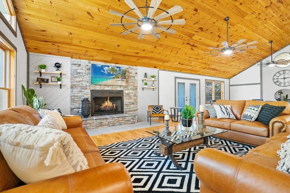 Bear Britches, Luxury Cabin, Theater Room, Hot Tub, WIFI!!! Cabin in Sevier County