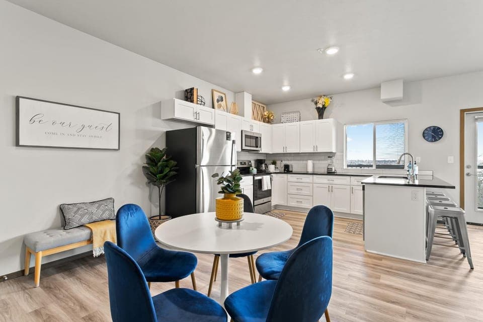 Coffee/tea facilities, Kitchen or kitchenette, Seating area, Dining area, dishwasher, oven, stove, toaster