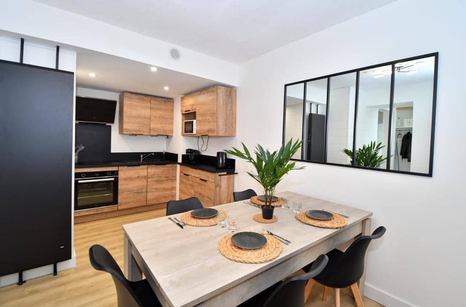 Dining area, minibar, pet friendly, stove