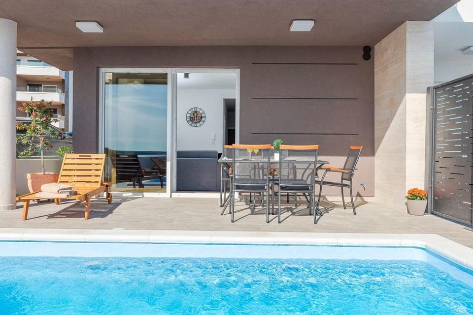 Villa Eni Beachfront apartment with pool Apartment in Novalja