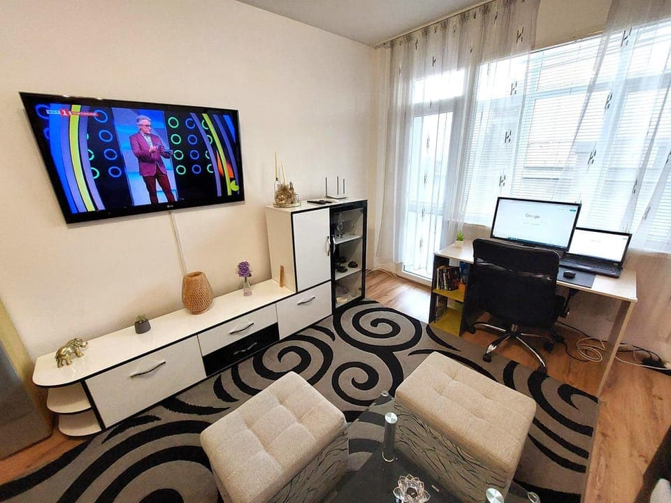 Communal lounge/ TV room, TV and multimedia, Living room, Seating area, Evening entertainment