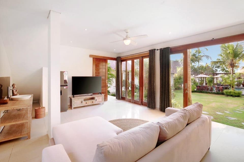 Communal lounge/ TV room, Day, Garden, TV and multimedia, View (from property/room), Balcony/Terrace, Living room, Seating area, Evening entertainment, Garden view, fireplace