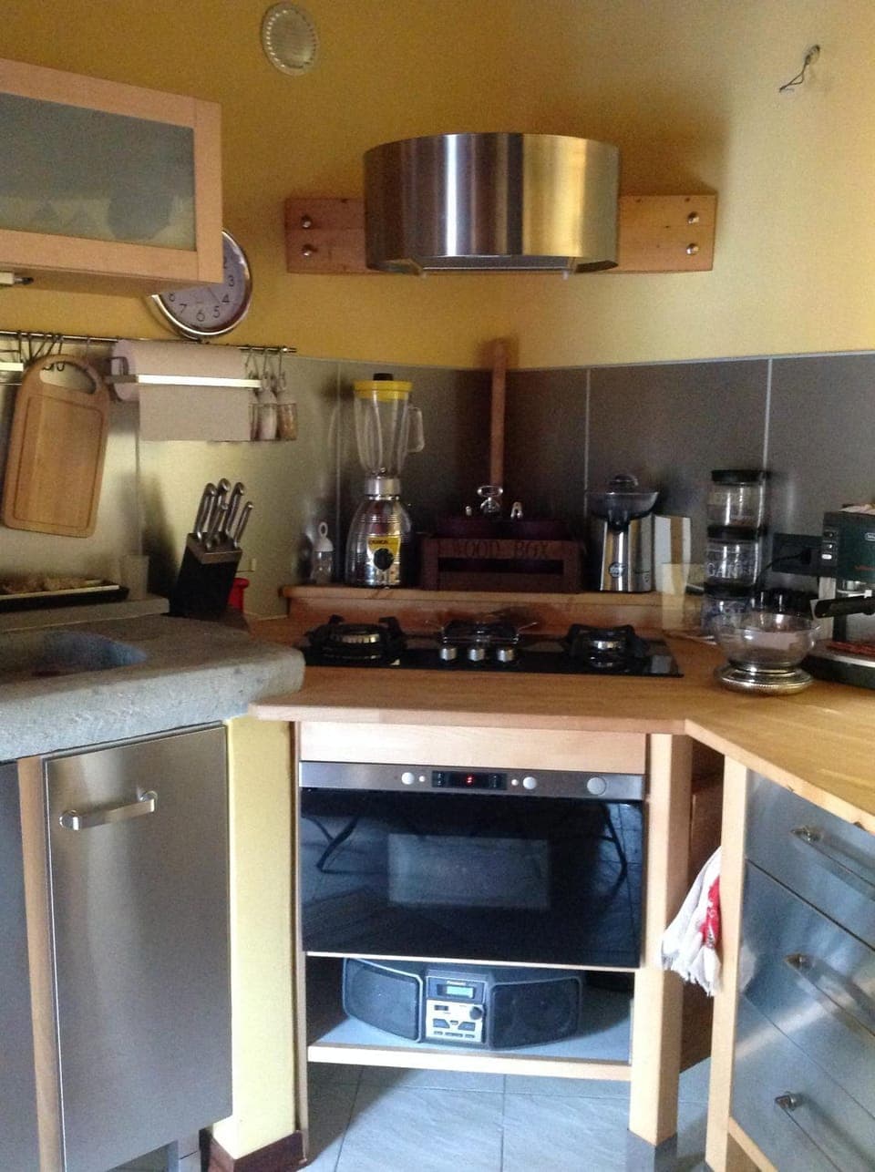 Coffee/tea facilities, Kitchen or kitchenette, minibar, stove