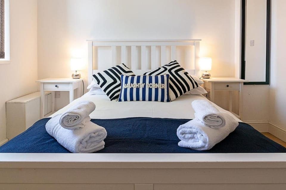 Bed, Bedroom, towels