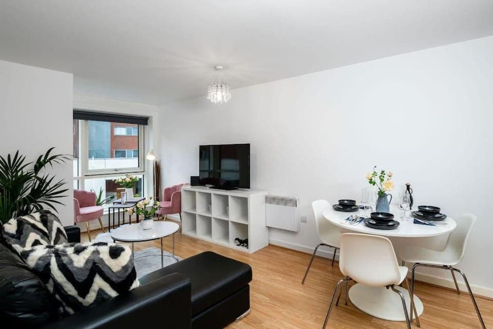 TV and multimedia, Living room, Seating area, Dining area