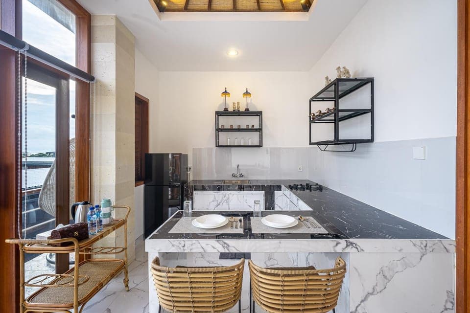 Coffee/tea facilities, Kitchen or kitchenette, stove, kitchen