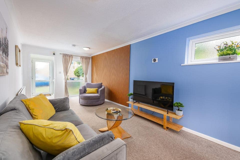 Communal lounge/ TV room, TV and multimedia, Living room, Seating area, Evening entertainment