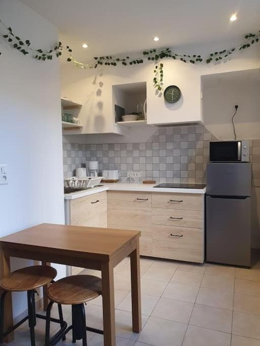 Kitchen or kitchenette, Dining area, minibar, stove