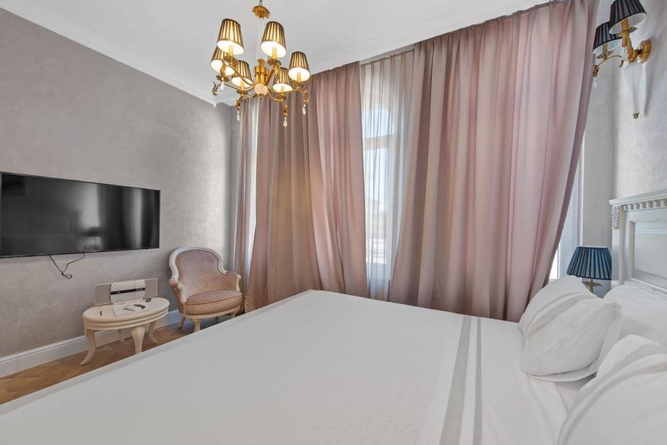 Bed, TV and multimedia, Bedroom, locker, safe, air conditioner