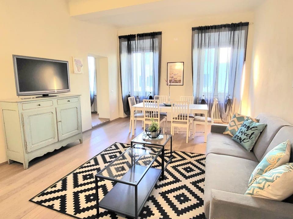 TV and multimedia, Living room, Seating area, Dining area