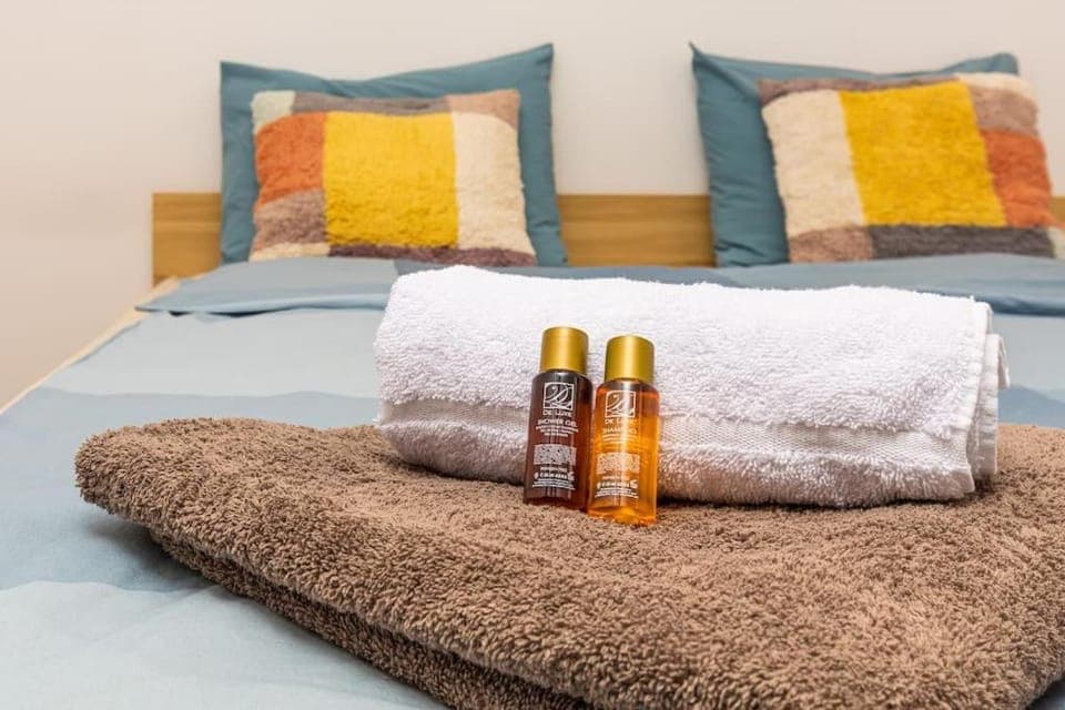 Bed, Bedroom, towels