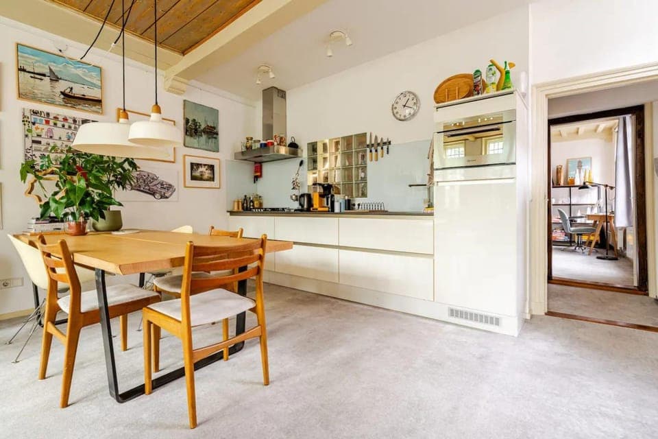 Coffee/tea facilities, Kitchen or kitchenette, oven, stove