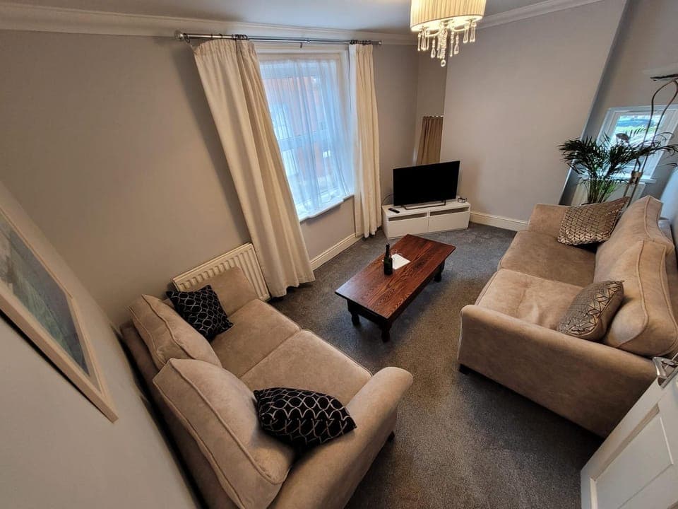 Communal lounge/ TV room, TV and multimedia, Living room, Seating area, Evening entertainment
